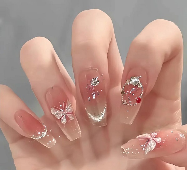 Nail tráng gương đính đá kết hợp màu pastel dịu dàng