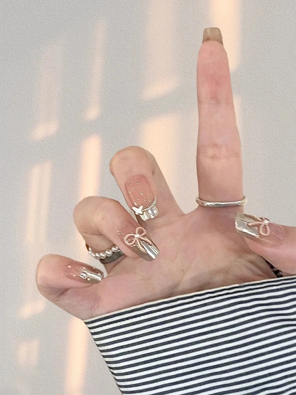 Nail tráng gương đính đá nhẹ nhàng cho nàng công sở
