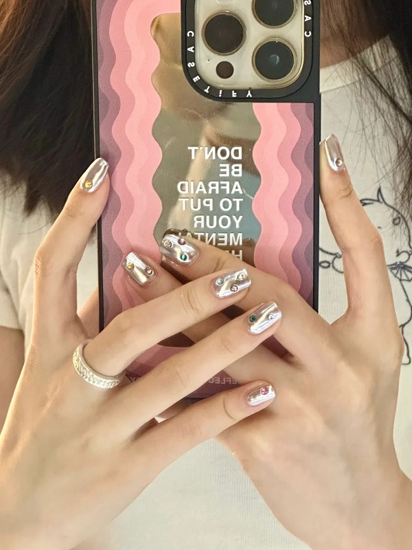 Nail tráng gương đính đá phù hợp với mọi tone da