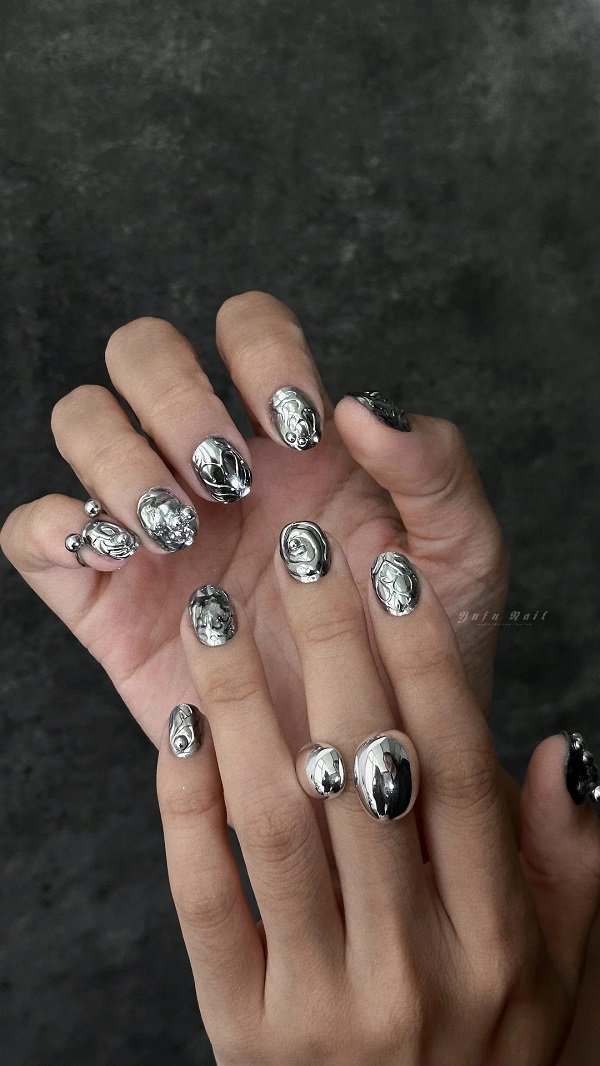 Nail tráng gương đính đá phù hợp với mùa thu đông