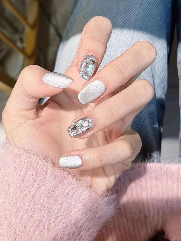 Nail tráng gương đính đá tông bạc sang chảnh