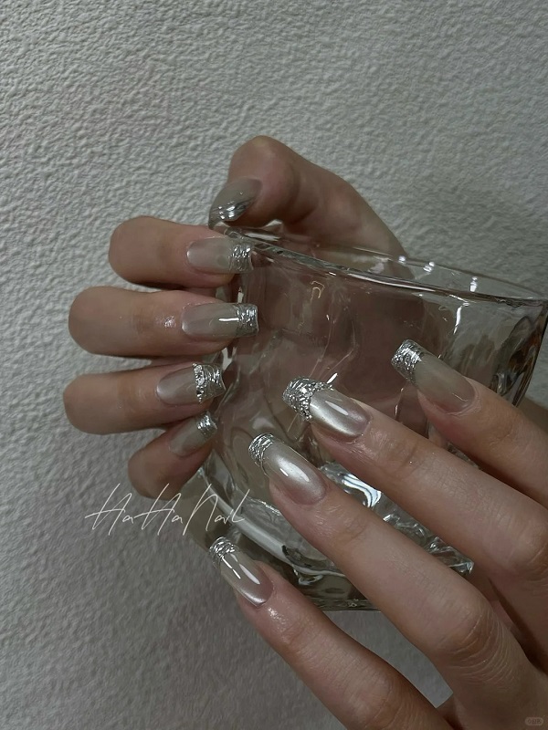 Nail tráng gương mắt mèo ánh bạc sang trọng