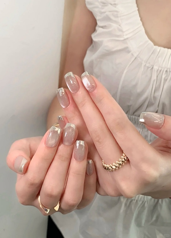 Nail tráng gương mắt mèo giúp đôi tay thêm nổi bật