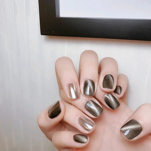 Nail tráng gương mắt mèo kiểu dáng tối giản mà nổi bật