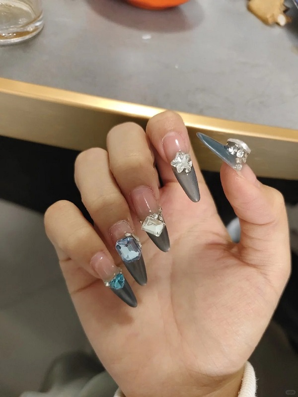 Nail tráng gương mắt mèo mang phong cách futuristic