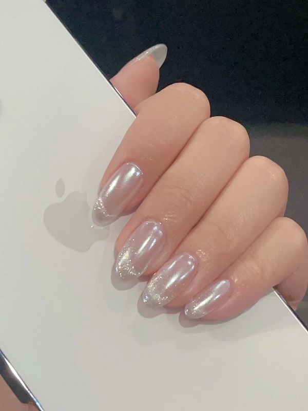 Nail tráng gương mắt mèo với hiệu ứng ánh sáng độc đáo
