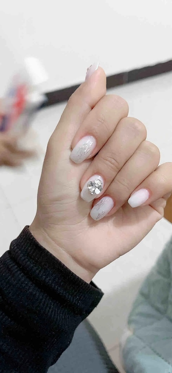 Nail trắng sữa đính charm ngọc trai quý phái