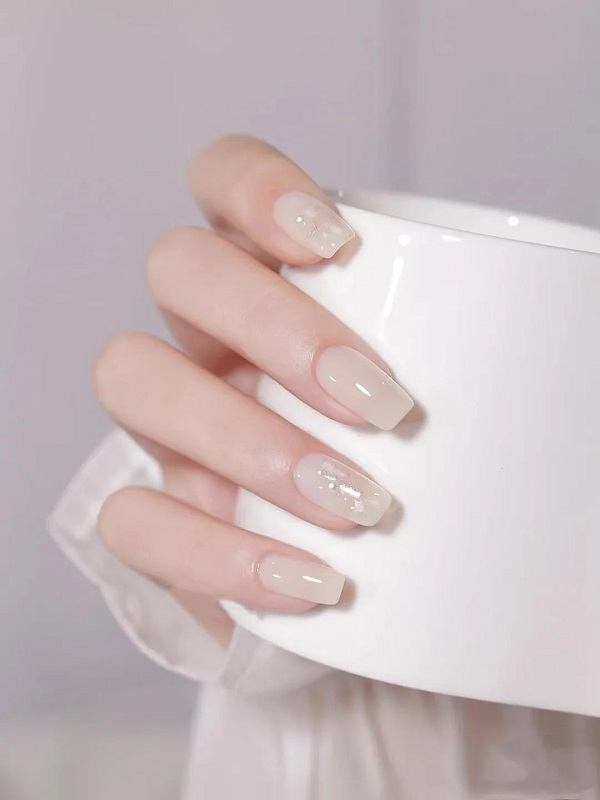 Nail trắng sữa đính đá nhỏ thanh lịch