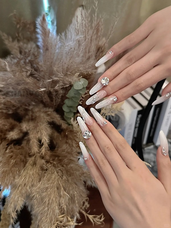 Nail trắng sữa kiểu trong suốt sang trọng