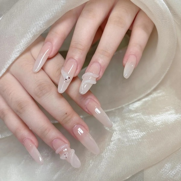 Nail trắng sữa phối ánh kim mềm mại