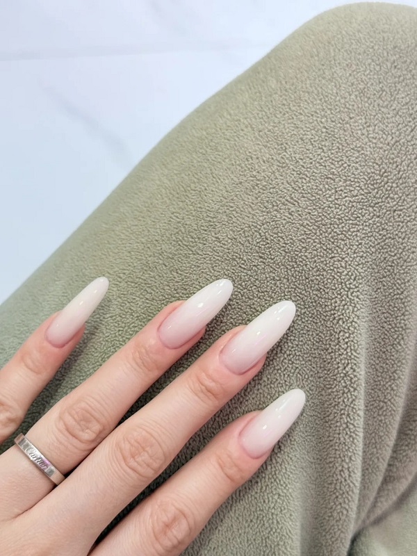 Nail trắng sữa phối họa tiết trái tim dễ thương