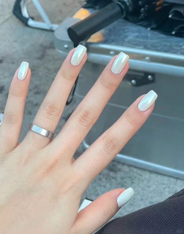 Nail trắng sữa phối kim tuyến nhẹ lấp lánh
