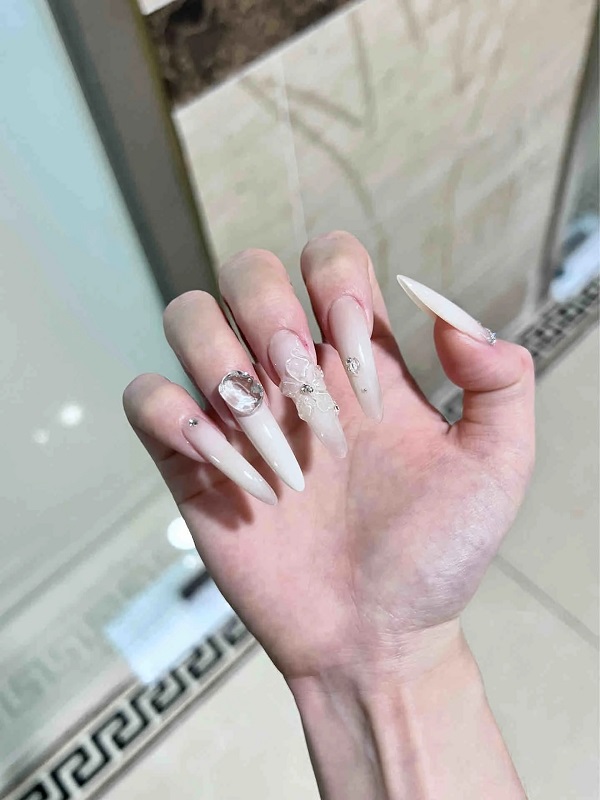 Nail trắng sữa tông nude kết hợp hoàn hảo