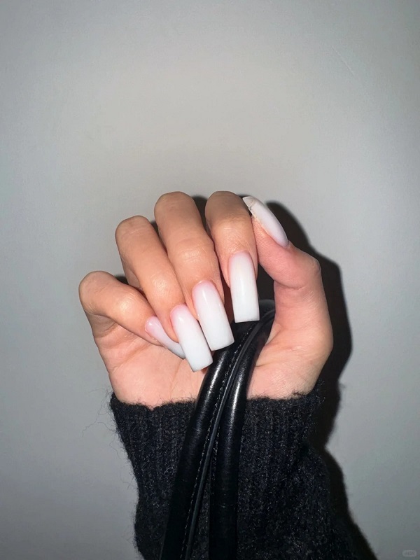 Nail trắng sữa với họa tiết hoa nhẹ nhàng