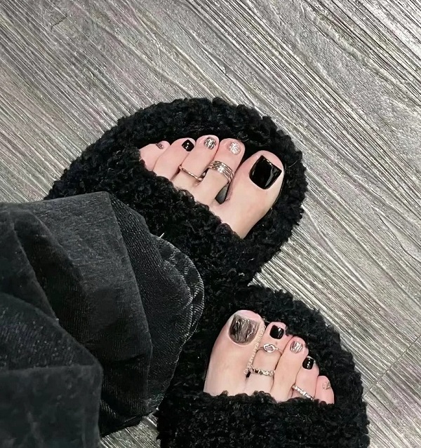 Những mẫu nail chân trắng đen thời thượng năm nay
