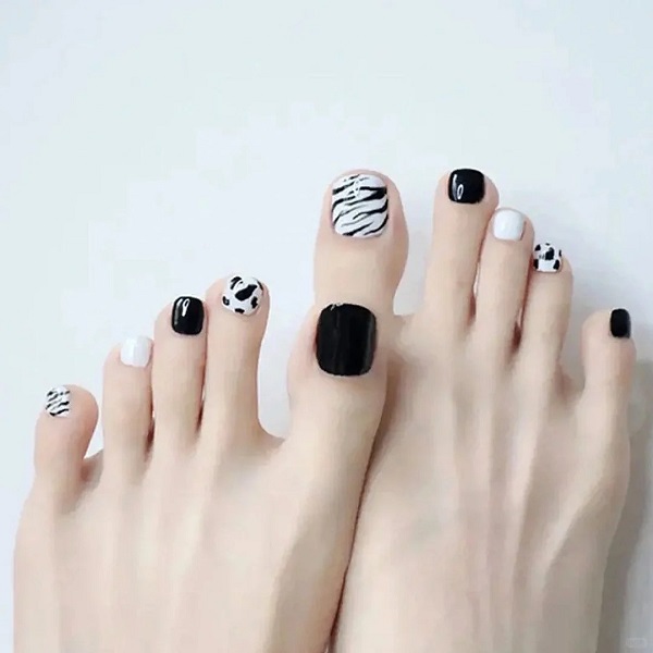 Thiết kế nail chân đen trắng với đường kẻ tinh tế