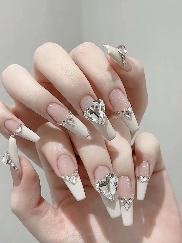 Thiết kế nail cô dâu màu trắng đính đá tinh xảo