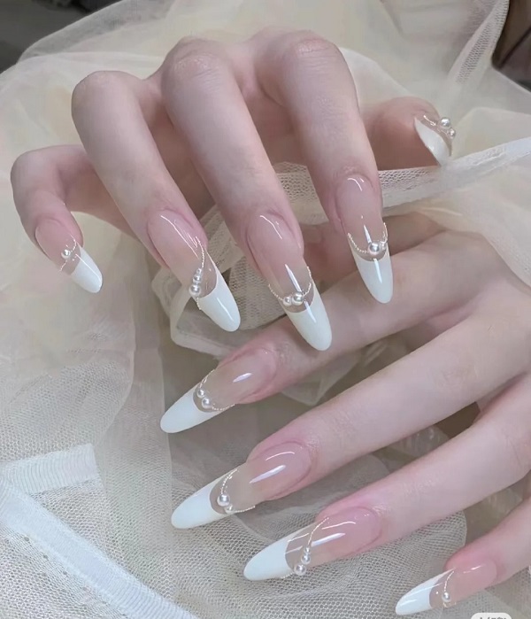 Thiết kế nail cô dâu màu trắng đơn giản mà cuốn hút