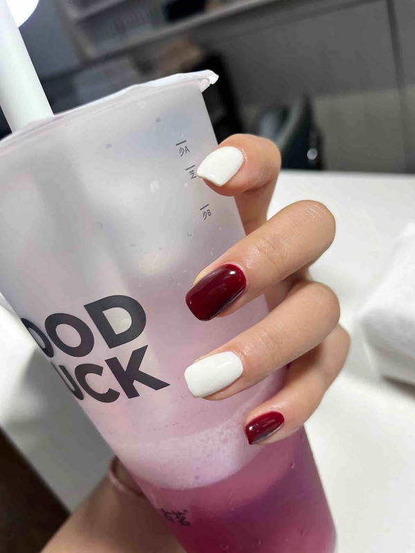Thiết kế nail đỏ trắng dành cho mùa lễ hội