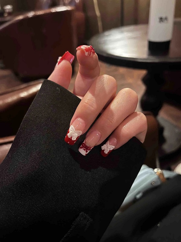 Thiết kế nail đỏ trắng đính ngọc trai quý phái