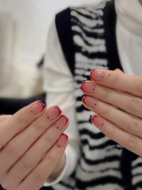 Thiết kế nail đỏ trắng phù hợp đi tiệc
