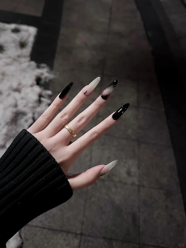 Thiết kế nail trắng đen mang phong cách cá tính