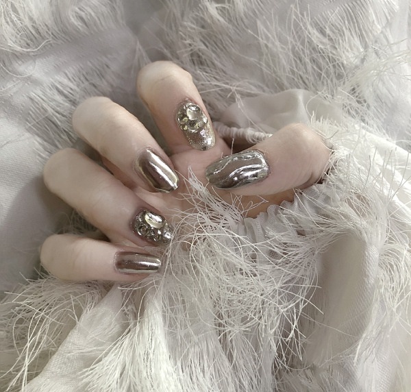 Thiết kế nail tráng gương bạc đính kim tuyến