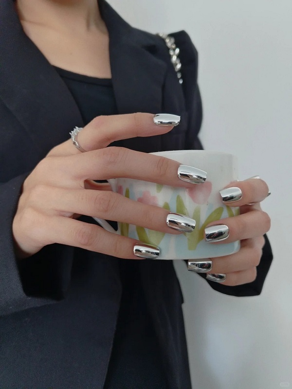 Thiết kế nail tráng gương bạc kết hợp ombre