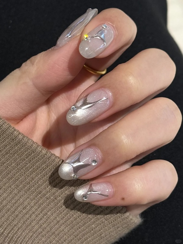 Thiết kế nail tráng gương bạc phong cách tối giản