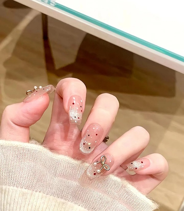 Thiết kế nail tráng gương đính đá đầy quyến rũ