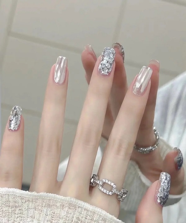 Thiết kế nail tráng gương đính đá độc đáo và sáng tạo