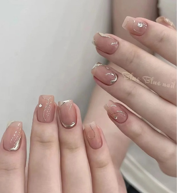 Thiết kế nail tráng gương đính đá tinh xảo và nổi bật