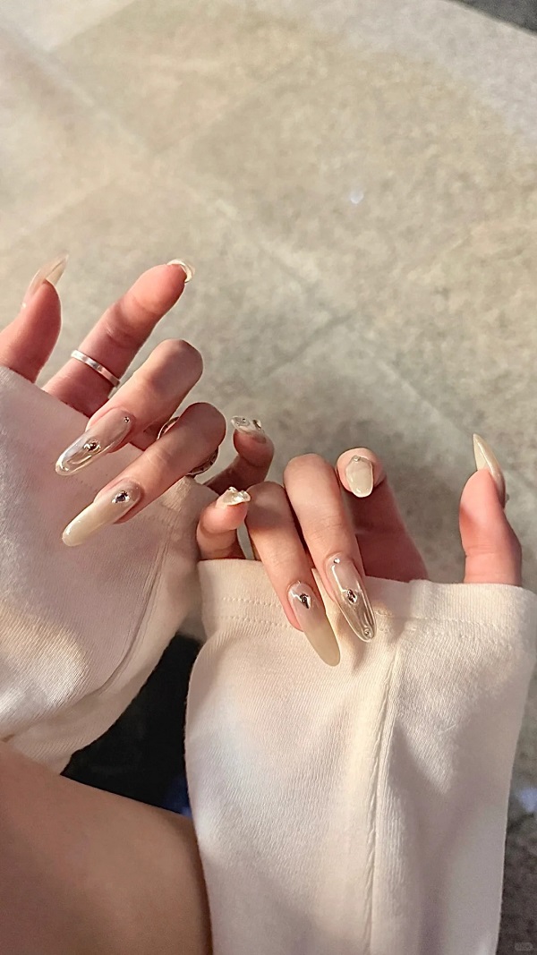 Thiết kế nail tráng gương đính đá tông hồng ngọt ngào