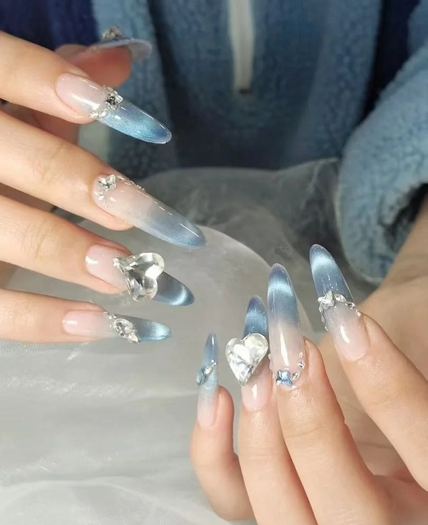 Thiết kế nail tráng gương mắt mèo tông lạnh cá tính