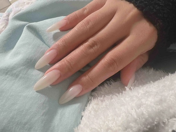 Thiết kế nail trắng sữa dành cho cô dâu