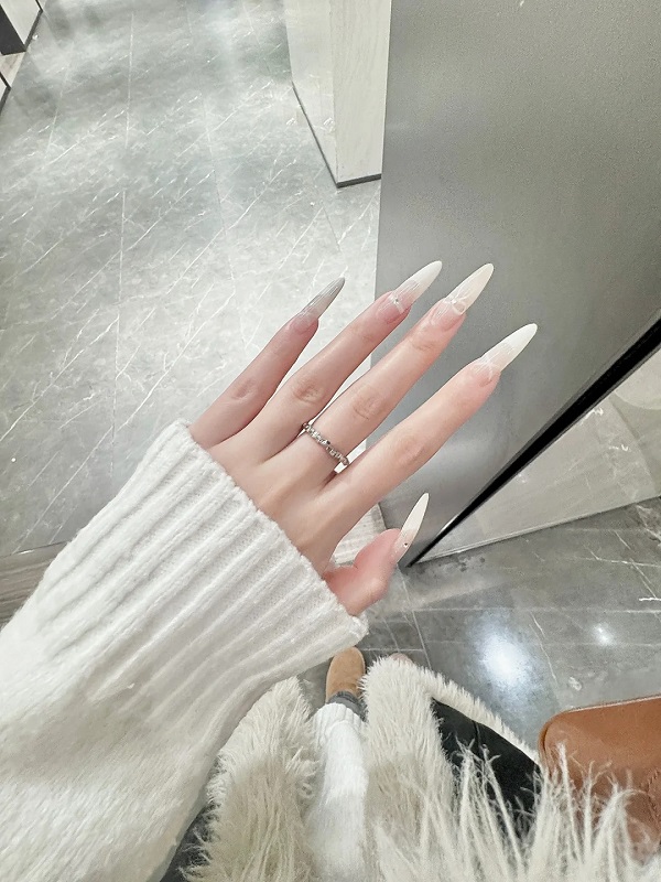 Thiết kế nail trắng sữa nhẹ nhàng hợp mùa hè