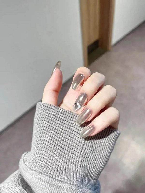 Xu hướng nail tráng gương bạc hot nhất hiện nay