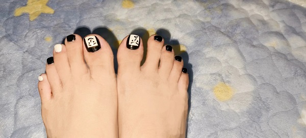 Nail chân trắng đen phong cách tối giản hiện đại