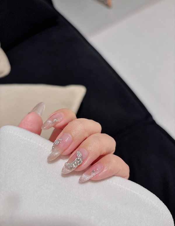 các mẫu nail đơn giản sang trọng