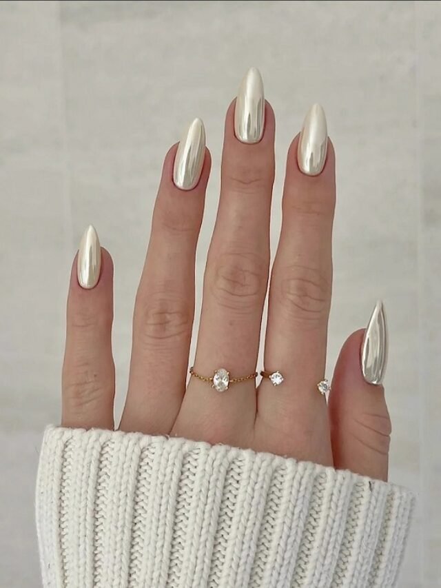 Mẫu nail tráng gương bạc đính charm xinh xắn