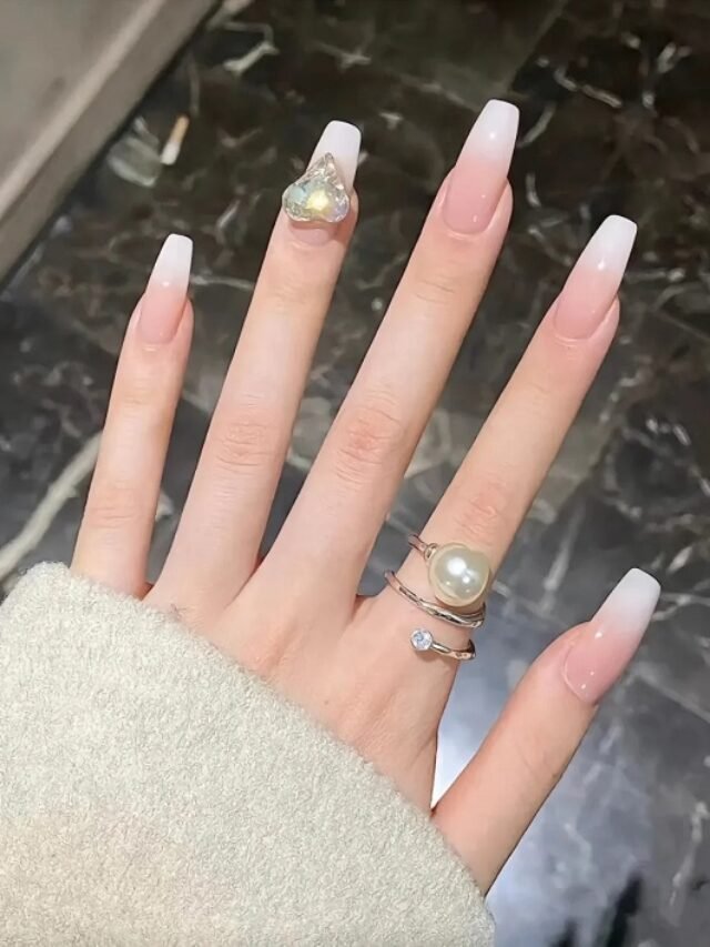 Nail đầu móng trắng đính đá phù hợp đi tiệcNail đầu móng trắng đính đá phù hợp đi tiệc