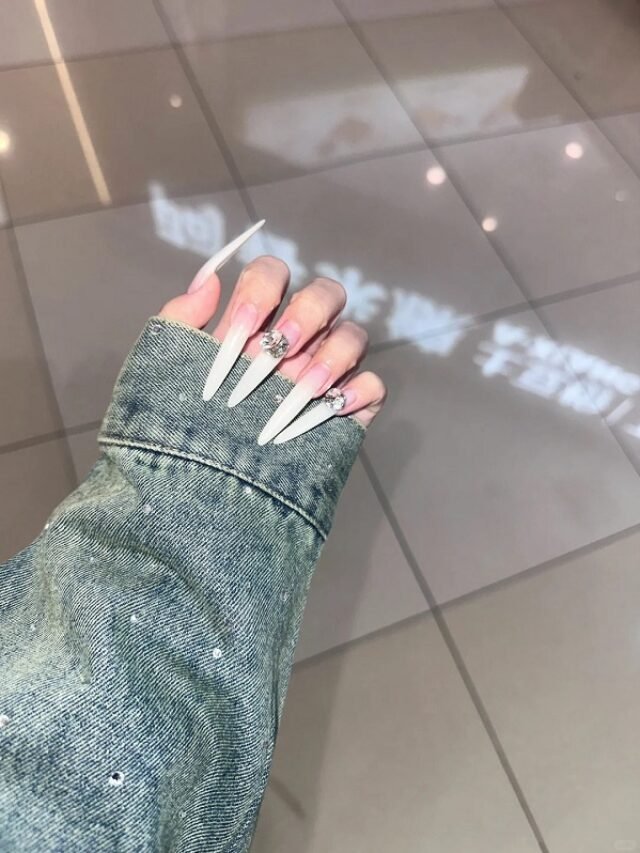 Nail màu trắng sữa tối giản cho móng ngắn