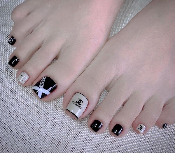 mẫu nail chân màu đen