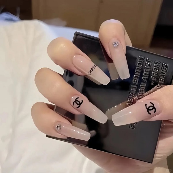 mẫu nail đơn giản sang trọng 4