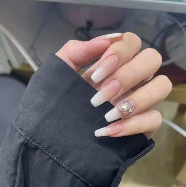 mẫu nail ombre trắng 14