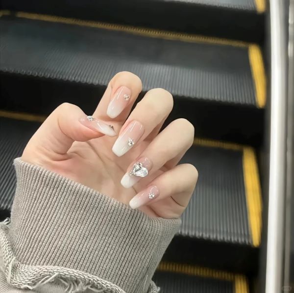 mẫu nail ombre trắng 15