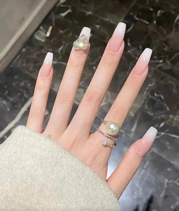 mẫu nail ombre trắng 18