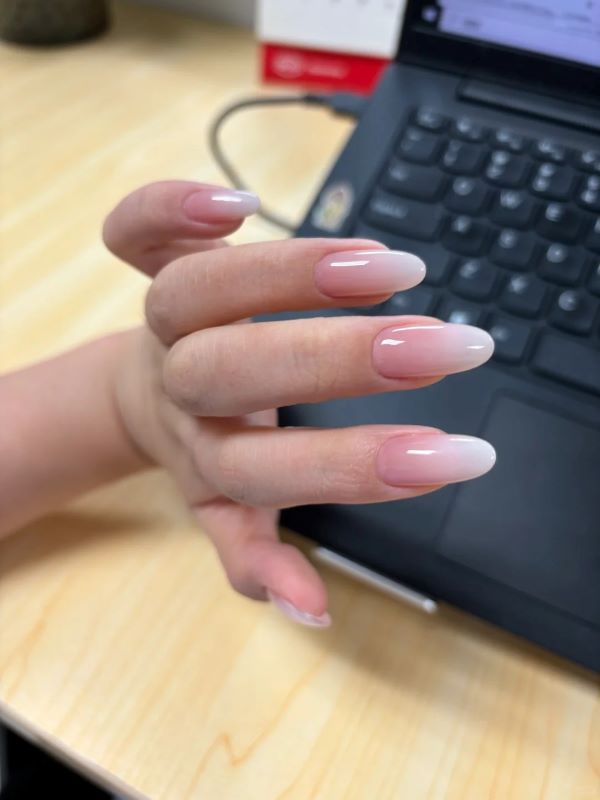 mẫu nail ombre trắng 8