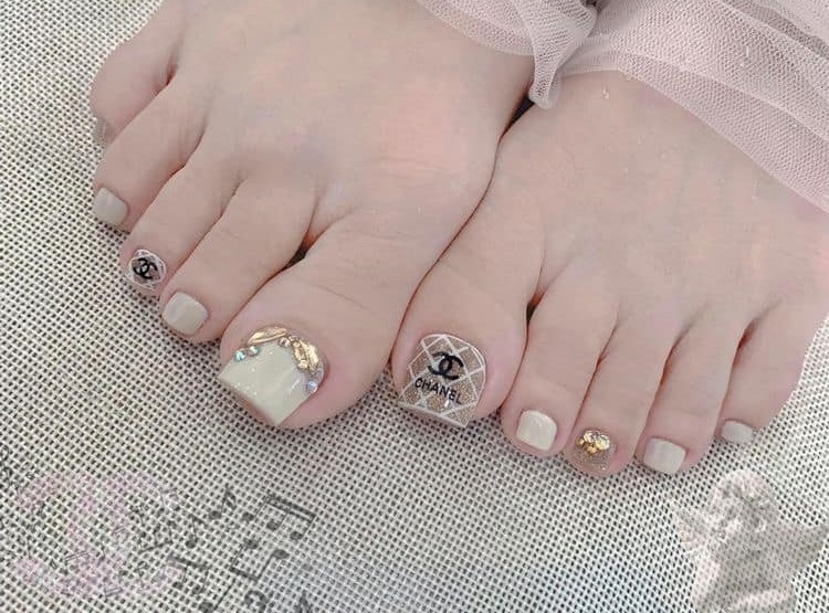 nail chân Chanel 23