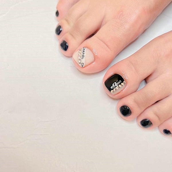 nail chân chanel trắng